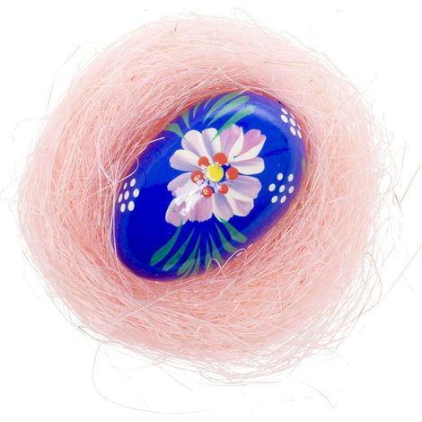Großes marineblaues Osterei aus Holz in einem rosa Nest (1/2)