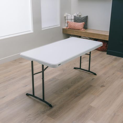 Table rectangulaire avec pieds rabattables 152 x 76 x 74 cm, plateau en polyéthylène HDPE blanc, structure en acier, convient pour l'intérieur et l'extérieur, facile à transporter et à ranger (1/5)