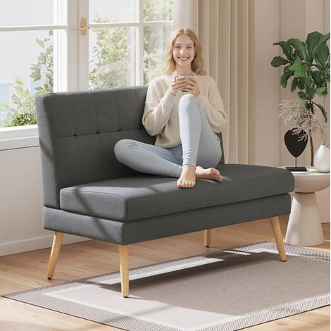 Sofá compacto de 2 plazas gris oscuro con respaldo capitoné y patas de madera (1/5)