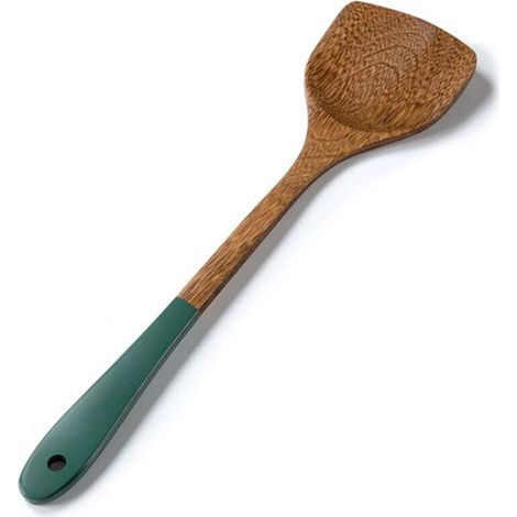 Un ensemble de trois ustensiles de cuisine en bois, comprenant une spatule, une cuillère en bois à long manche en forme d'aile de poulet, de style rustique et de couleur vert clair.