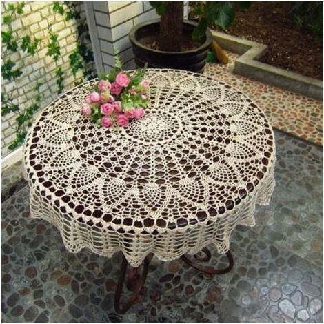 Nappe ronde beige en coton crocheté à la main, style vintage, tissée, avec dentelle. (1/4)