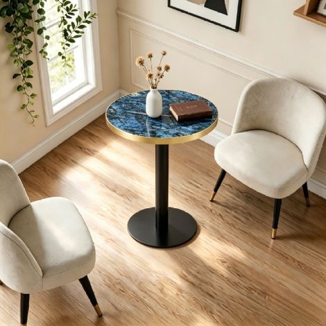 Table d'appoint ronde moderne, plateau aspect marbre avec bordure dorée, structure métallique robuste noire et dorée, idéale comme table basse, table de chevet ou table de balcon. (1/5)