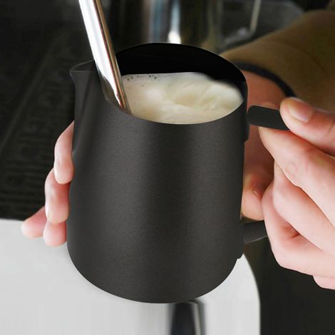 Mousseur à lait 450 ml en acier inoxydable, revêtement antiadhésif, verseuse à café pour lattes et cappuccinos, tasse noire (1/3)