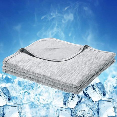 This gray cooling blanket measures 152203 cm and is perfect for summer use, especially for those who are sensitive to heat. (1/5)