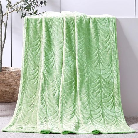 Couverture en flanelle douce, chaude et confortable pour le canapé ou le lit, idéale en toute saison, cadeau pour la famille, jeté de sieste - couverture ultra douce, 150 x 200 cm, 900 g, vert clair (1/5)