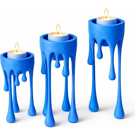 Un chandelier moderne en forme de « cire coulante » bleue. (1/3)