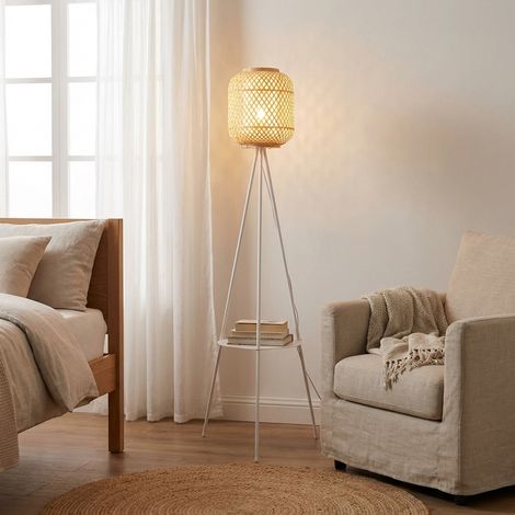 Lampadaire trépied blanc avec tablette et abat-jour en bambou