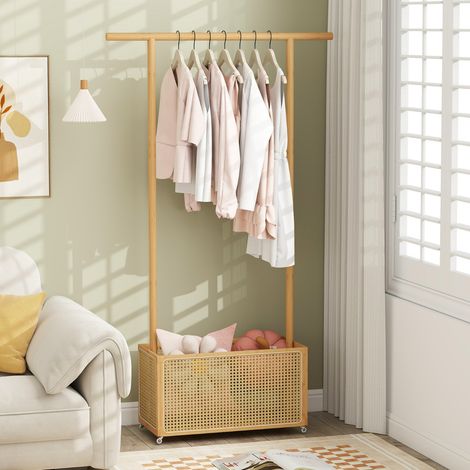 Porte-Vêtements en Bambou Porte-Manteau avec Panier de Rangement en Rotin PE et Roues Portant à Vêtements Roulant Rail de Suspension Naturel (1/3)