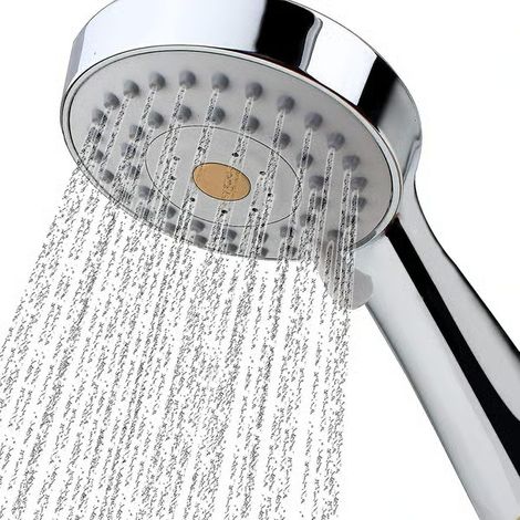 Douchette haute pression avec jet puissant contre une ligne d'eau basse pression (1/5)