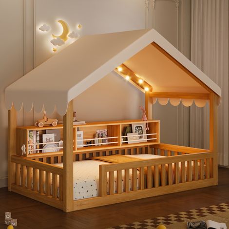 Hausbett 90x200 cm Natur aus Holz mit Dach, LED-Lichterkette, Bücherregal und Schutzgitter (1/5)