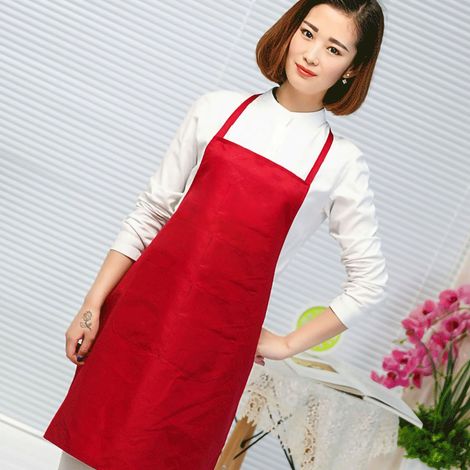 Schlichte Küchenschürze mit doppelter Tasche und Trägern, aus weichem Polyester, jujuberot.