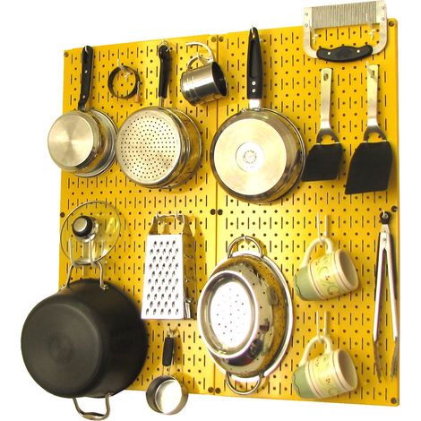 Kit de rangement et d’organisation de panneaux perforés de cuisine avec panneau perforé jaune et accessoires blancs (1/5)