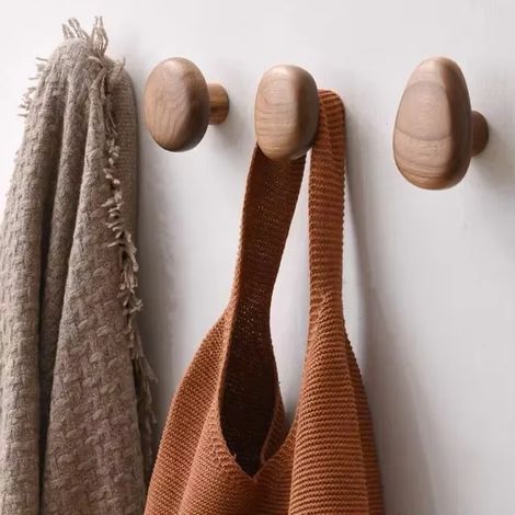 Ensemble de 4 patères murales en bois – Robuste, décoratif et fabriqué à la main en bois naturel idéal pour suspendre sacs à dos, serviettes et chapeaux. (1/4)