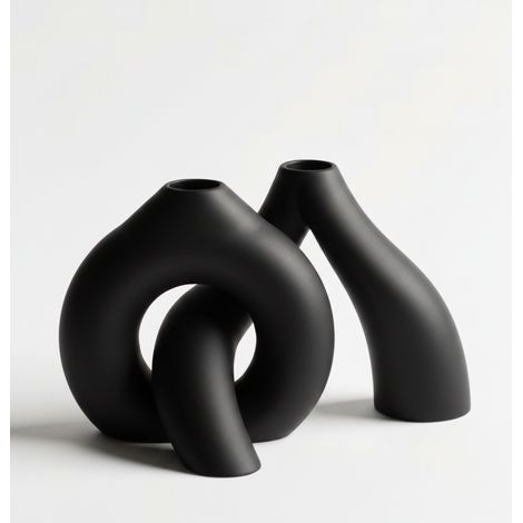 Un vase minimaliste noir en forme d'anneau avec entrelacs pour les fleurs (1/3)