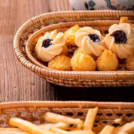 Lot de 2 paniers ovales en rotin tressé à la main, plateaux de service pour fruits et desserts, idéaux pour la décoration de dîners, les goûters ou le thé de l'après-midi. (1/5)