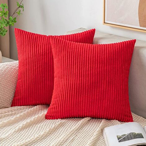 Diese weichen, quadratischen Dekokissenbezüge aus Cord eignen sich für Sofas, Betten, Stühle und andere Wohnaccessoires. (1/5)