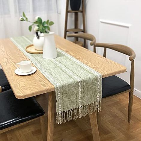 Chemin de table rétro élégant en coton et lin tissé à la main avec pompons, idéal pour un mariage ou une réception. Vert croix. (1/4)