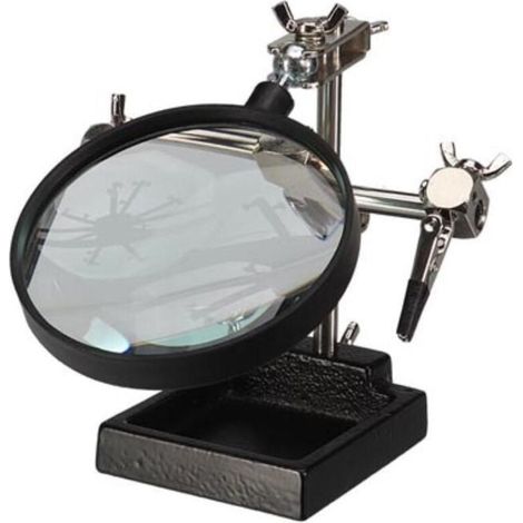 TROISIÈME MAIN AVEC LOUPE (1/3)