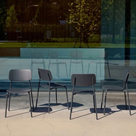 sweeek - Lot de 4 chaises de jardin empilables acier et plastique anthracite - Liva (1/5)
