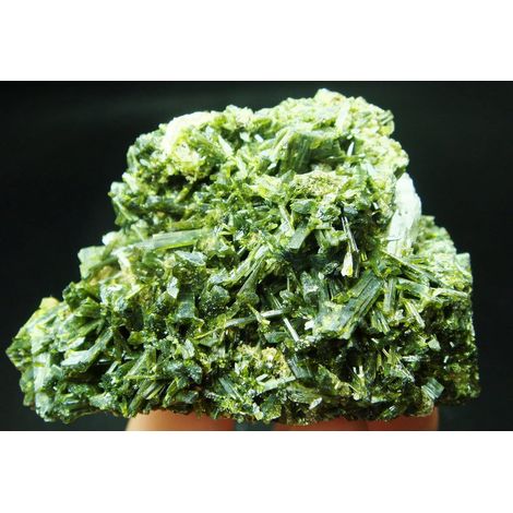 112 g d'épidote Verte gemme Rare sur spécimen matriciel Collections de la Maison (1/5)
