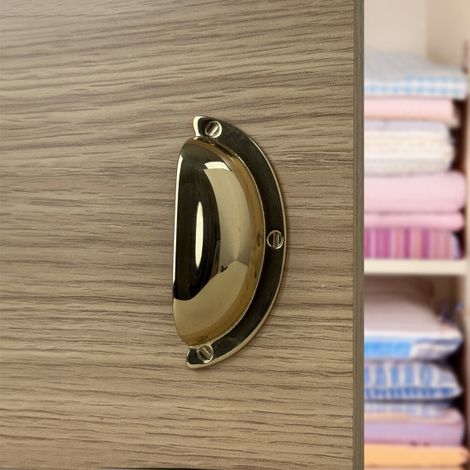 Ouvre&Déco – Poignée de meuble laiton poli entraxe 64mm – Largeur 94mm – Hauteur 37mm – Modèle COQUILLE pour tiroirs et portes (1/5)