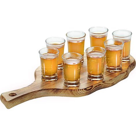Planche en bois avec verres à vodka