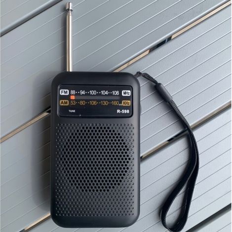 Mini radio portable AM/FM bi-bande avec haut-parleur et prise casque, alimentée par piles (2 piles AA), adaptée à une utilisation intérieure, extérieure et d'urgence. (1/4)