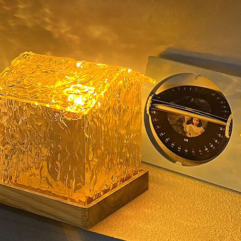 Veilleuse décorative à motif d'eau dynamique avec abat-jour en cristal et télécommande RGB, idéale pour la maison. (1/5)