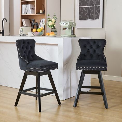 Lot de 2 tabourets de bar pivotants noirs velours capitonné pieds bois clous chrome style lounge (1/5)