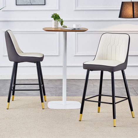 Un lot de deux tabourets de bar, revêtus de cuir PU blanc et gris foncé, dotés d'une structure en métal noir et d'un repose-pieds confortable.