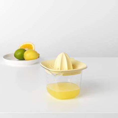 Presse-agrumes - Bol Mesureur 0,5 L - Conception Carrée Antidérapante - Plastique Résistant - Jaune Transparent - 1 Pièce (1/2)