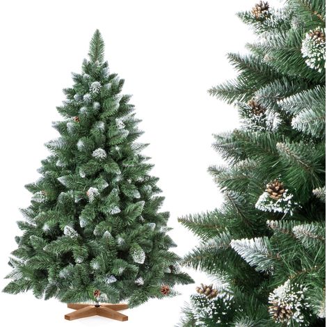 Sapin de Noël artificiel 150 cm vert foncé – Pin enneigé avec pommes de pin naturelles – Branches denses – Pied en bois – Fairytrees (1/5)