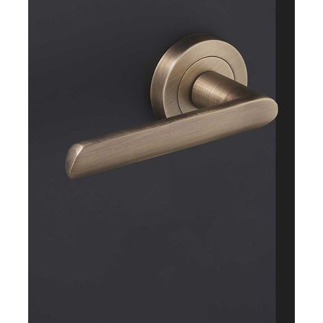 Poignée de porte d'intérieur sur rosace en laiton massif – Finition bronze vieilli – Entraxe 50mm – Longueur 139mm – Largeur 63mm – DCG