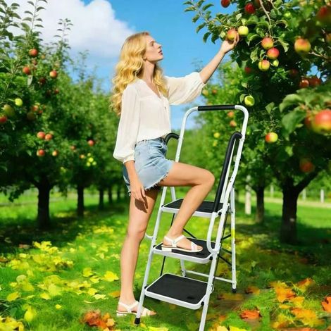 Folding three-step ladder, portable - with handrails, featuring rubber non-slip pedals, supporting 150 kg.