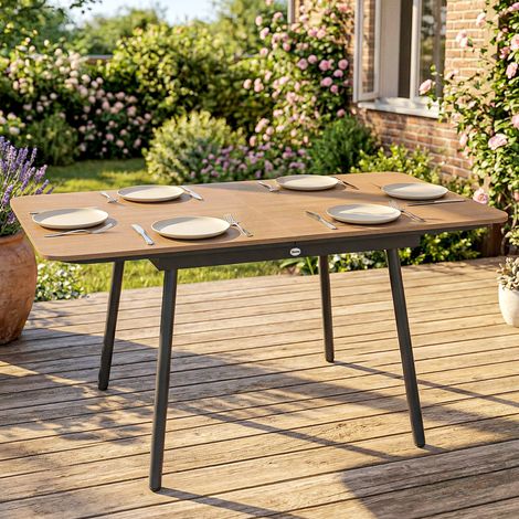 Table de jardin 140 x 80 cm pour 6 personnes, table de repas d'extérieur résistante à la rouille avec plateau en WPC, pieds réglables. Teck