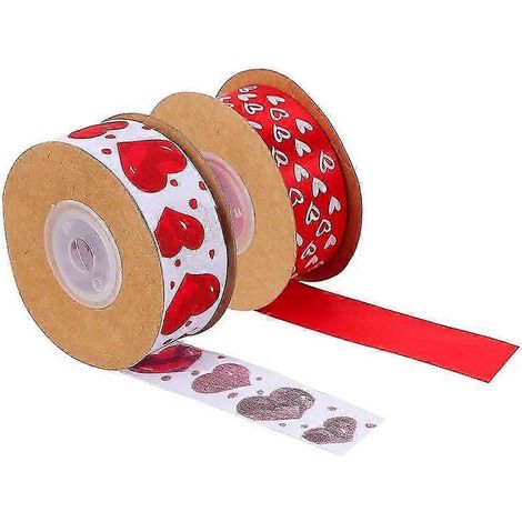 Deux rouleaux de rubans imprimés de motifs de Saint-Valentin pour emballer les cadeaux. (1/5)