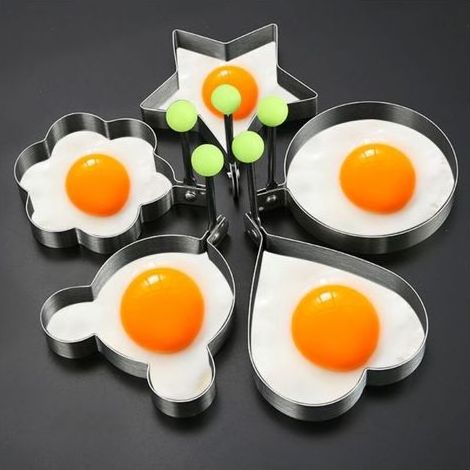 Un ensemble de 5 moules à ufs en acier inoxydable peut être utilisé pour réaliser des ufs en forme de cur, de fleur, d'étoile ou des crêpes rondes. (1/5)