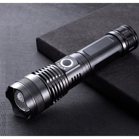 Una potente linterna LED de 12.000 lúmenes, recargable por USB, con salida de alta potencia XHP70.2, resistente al agua con certificación IPX65 y equipada con una batería de 1500 mAh.