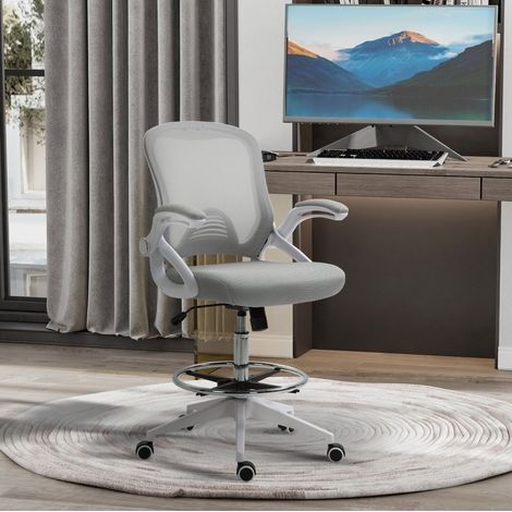 Silla de oficina de plastico gris claro 64 x 60 x 106-126 cm, respaldo de malla, reposabrazos abatibles, aro reposapies (1/5)