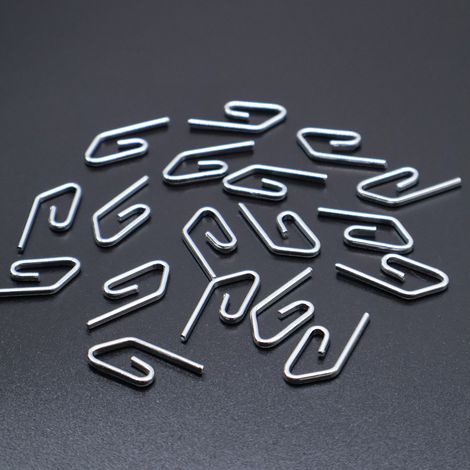 Wir liefern silberfarbene, galvanisierte Metallhaken in Form einer Sechs für Gardinen, einschließlich Rollos und S-Haken. Langlebig und salzsprühbeständig (20 Stück). (1/5)