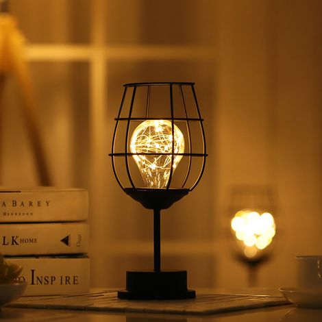 Esta original lámpara de mesilla, con forma de botella de vino y fabricada en hierro y alambre de cobre, es una romántica lámpara de mesa decorativa para el dormitorio. (1/4)