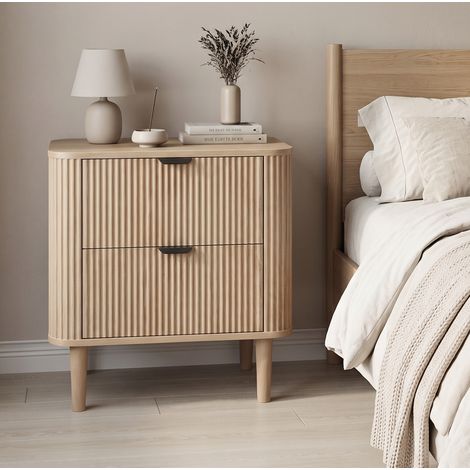 MODFU – Comodino 2 cassetti in MDF con frontali scanalati, bordi arrotondati, guide in metallo e piedini in legno per camera o salotto – Rovere (1/5)