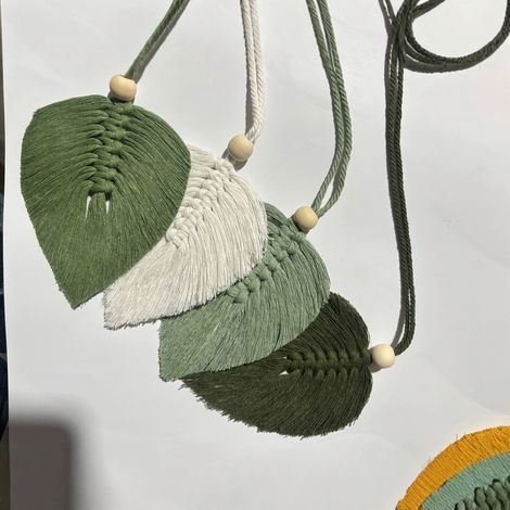 4er-Set – Hängende Dekoblätter – Wanddeko im Bohème-Stil – Wanddeko aus gewebten Federn – Handgefertigte Garn-Pompons – Gewebte Wandkunst (1/5)