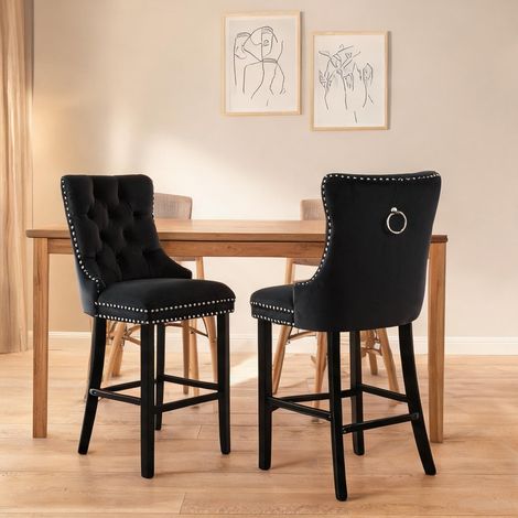 Tabourets de bar en velours noir dossier haut et pieds en bois (1/5)