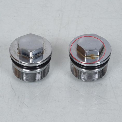 [PRODUIT D'OCCASION] Bouchon niveau huile origine pour Moto Honda 125 Cbr R 2005 à (1/2)