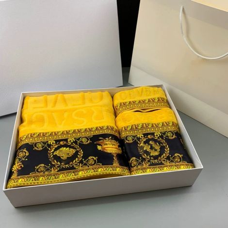 Lot de trois serviettes de bain en coton pur VERSACE (1/4)