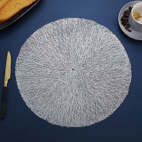Set di due tovagliette rotonde in vinile resistente al calore, 38 cm (15 pollici), antiscivolo, lavabili in PVC, per tavoli da pranzo e da cucina, argento brillante. (1/4)