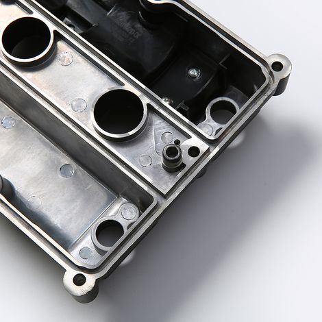 The aluminum alloy valve cover 4M5G6M293CL is compatible with Ford Focus 1.6 (models 2012-2016) and Ford Escort 1.5. (1/4)