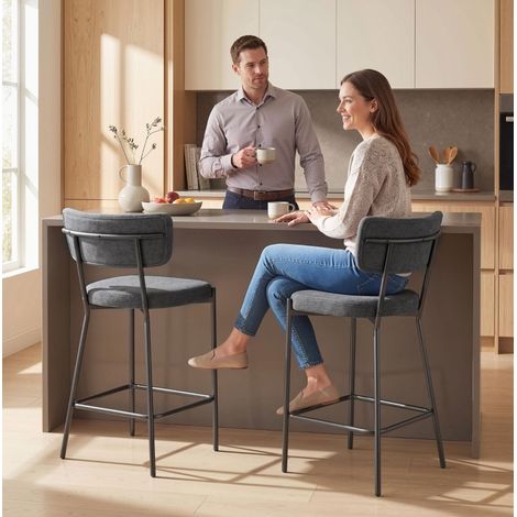 Pack de 2 taburetes de bar grises, respaldo curvado, asiento acolchado, metal negro (1/5)
