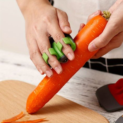 Un épluche-légumes doté d'une poignée confortable et d'un anneau en caoutchouc antidérapant. (1/5)